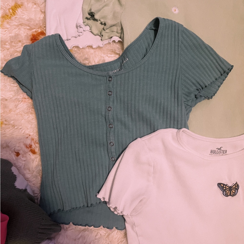 FOUR summer tops from Hollister!! - Picture 3 of 4
